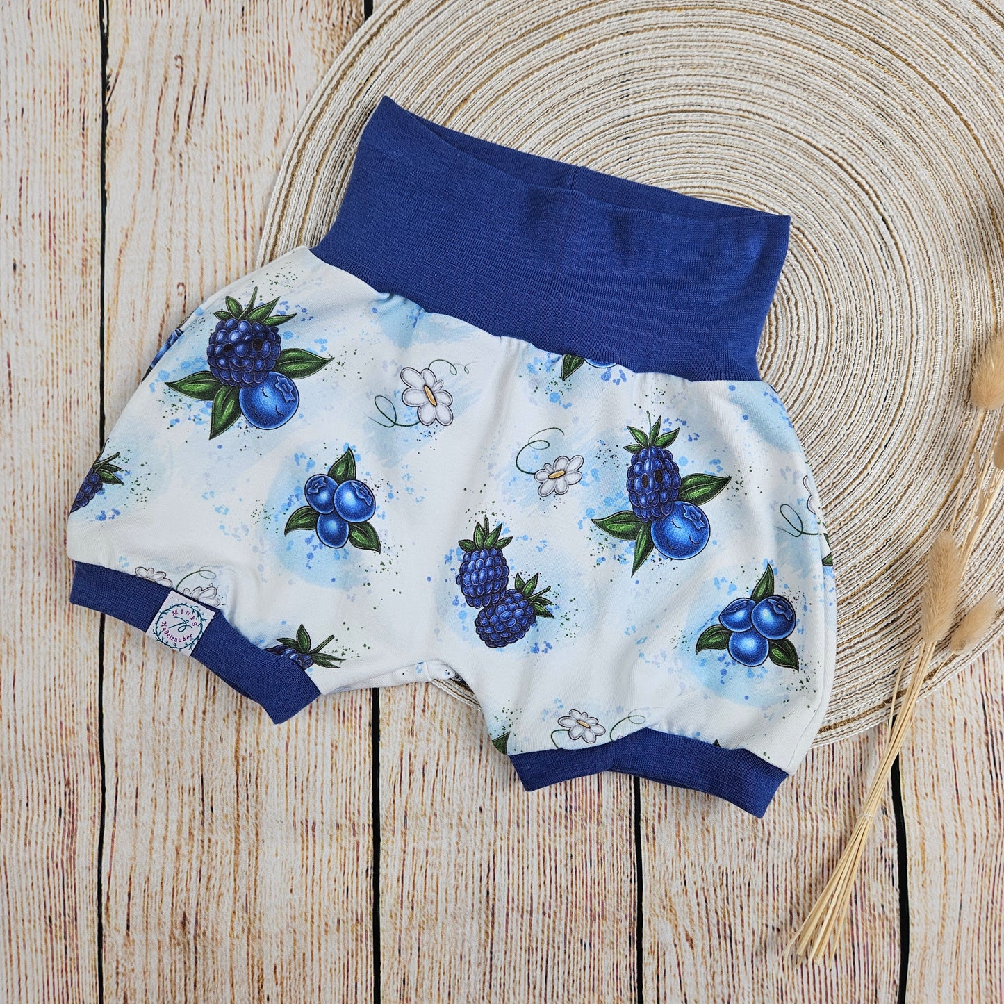 kurze Pumphose mit fruchtigen Blaubeeren