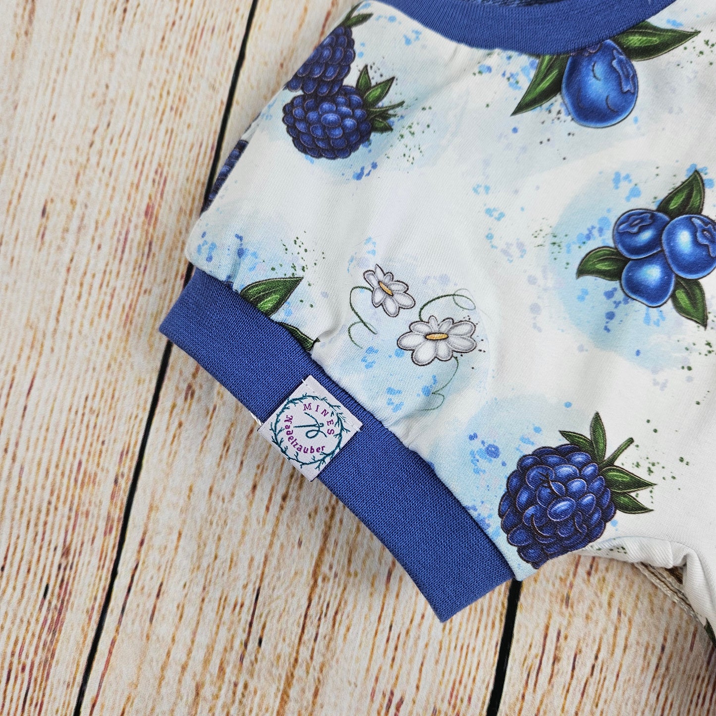 kurze Pumphose mit fruchtigen Blaubeeren