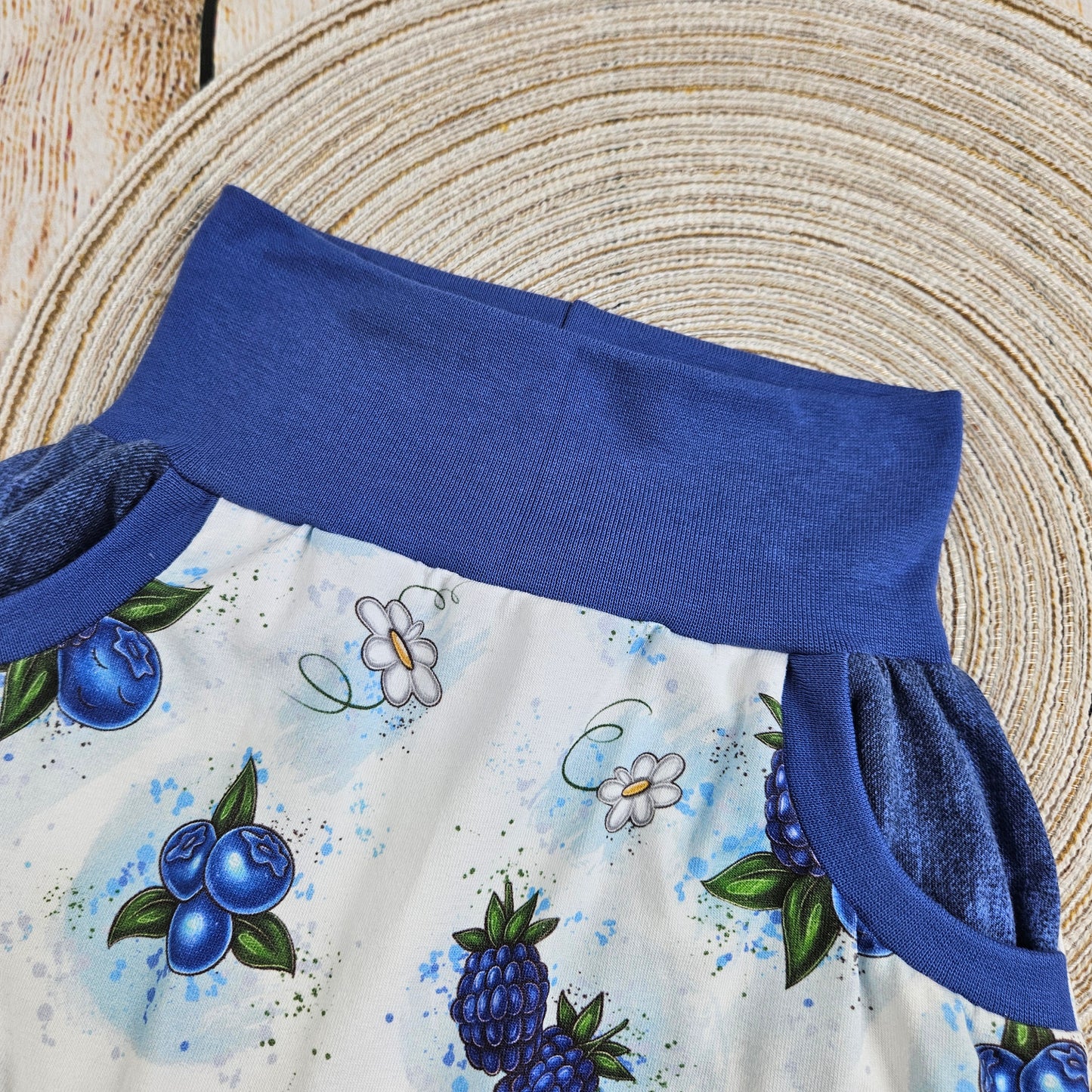 kurze Pumphose mit fruchtigen Blaubeeren