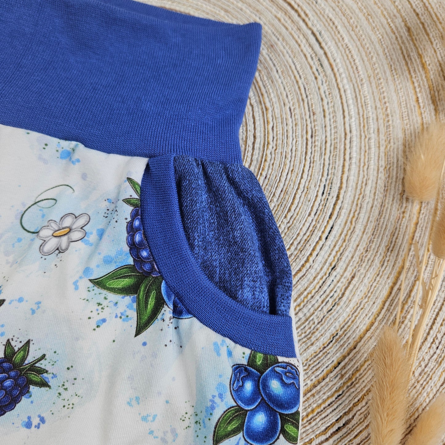kurze Pumphose mit fruchtigen Blaubeeren