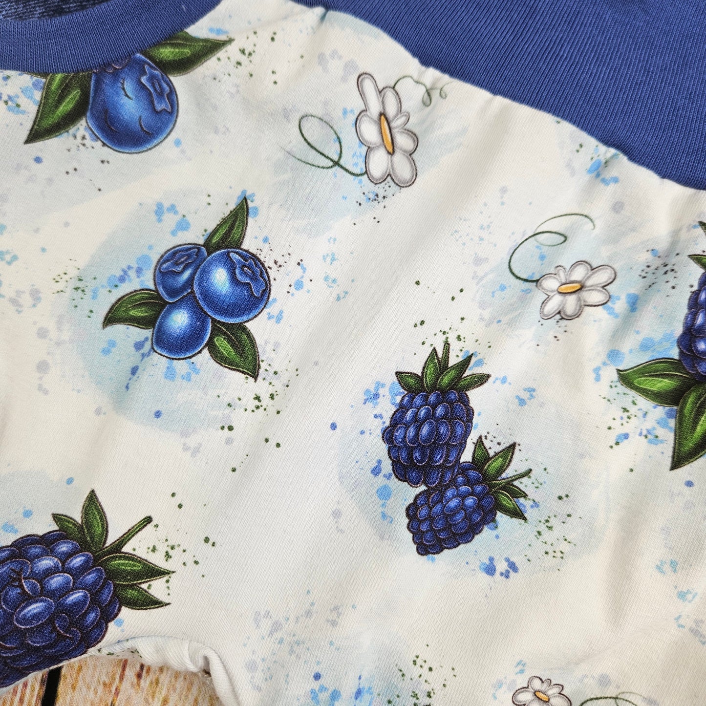 kurze Pumphose mit fruchtigen Blaubeeren