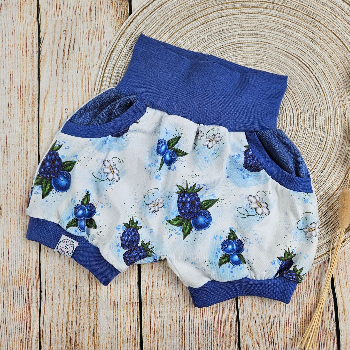 kurze Pumphose mit fruchtigen Blaubeeren
