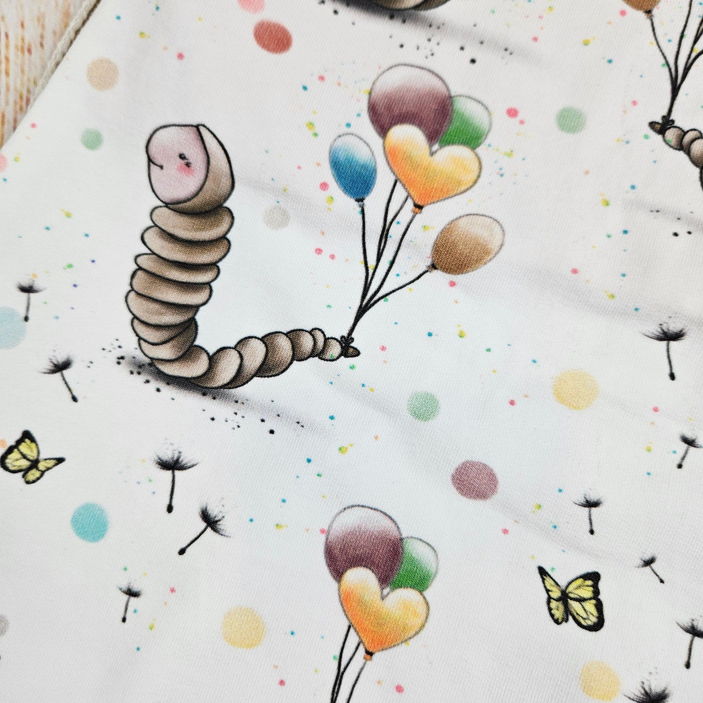 Strampler mit süßen Schmetterlingsraupen und Luftballons