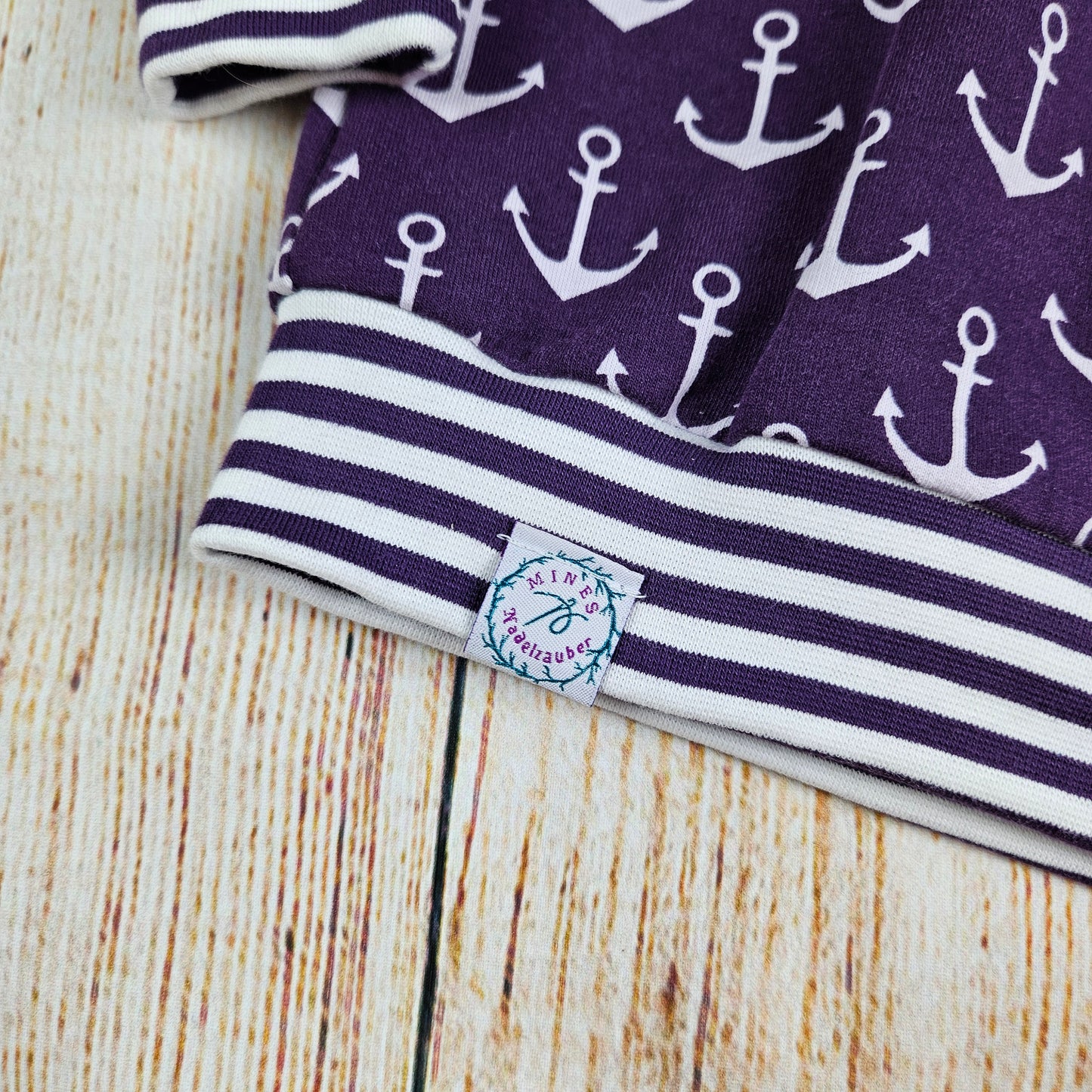 Sweatshirt im maritimen Ankerdesign und Wickelkragen
