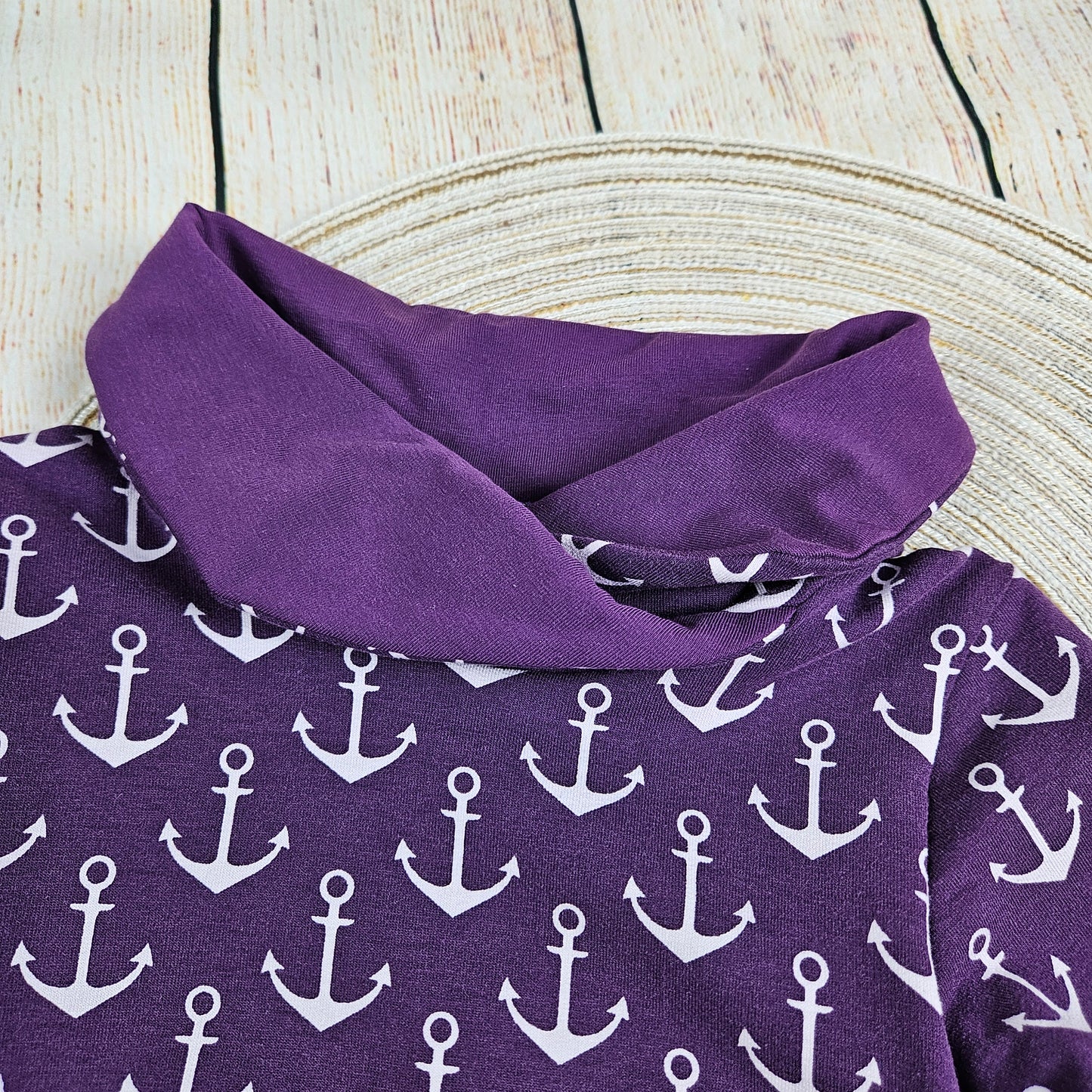 Sweatshirt im maritimen Ankerdesign und Wickelkragen