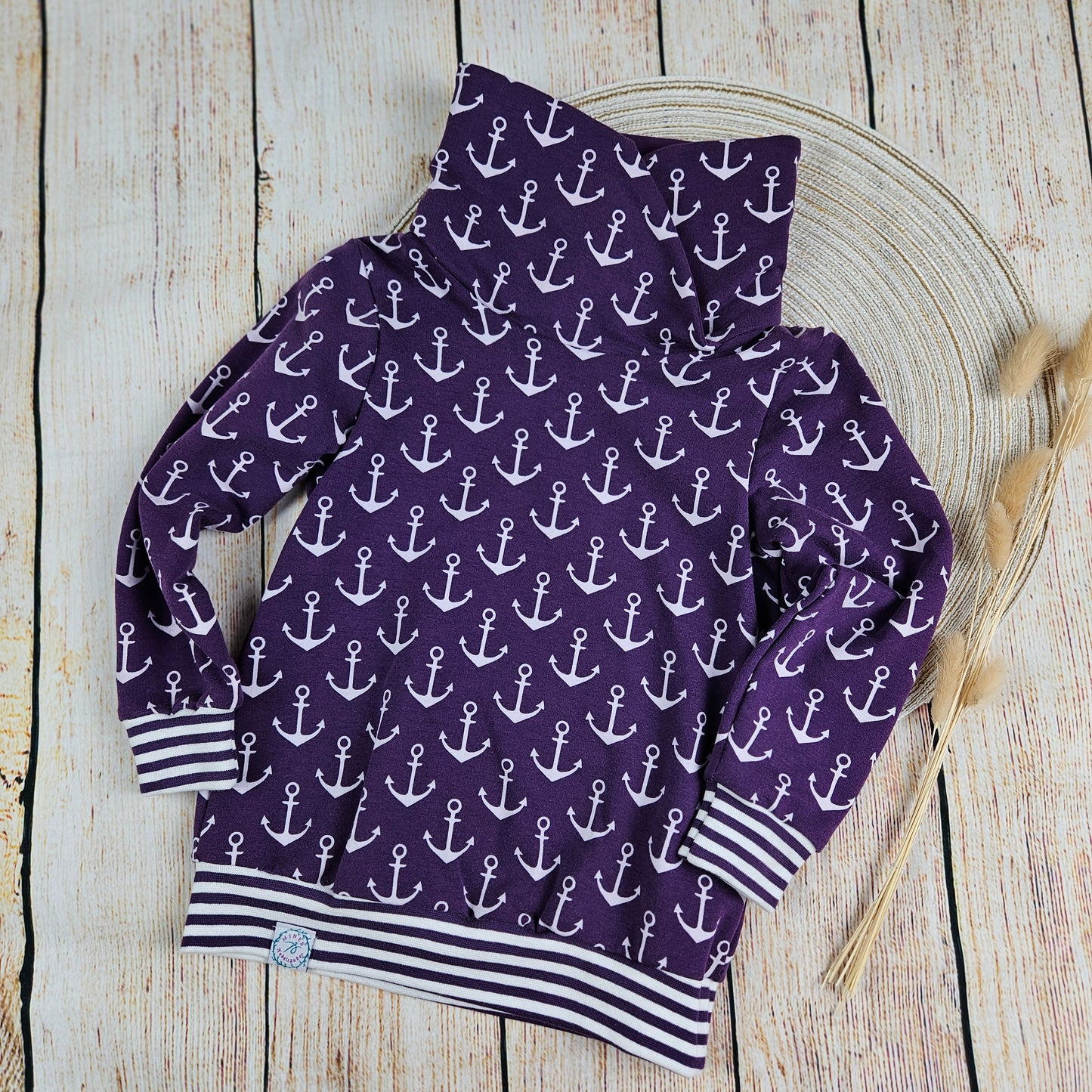 Sweatshirt im maritimen Ankerdesign und Wickelkragen