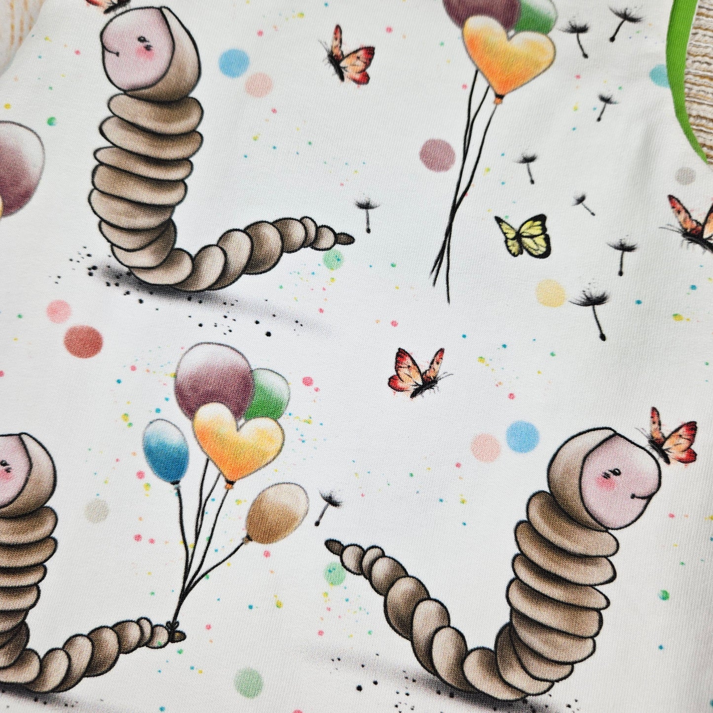 Strampler mit süßen Schmetterlingsraupen und Luftballons