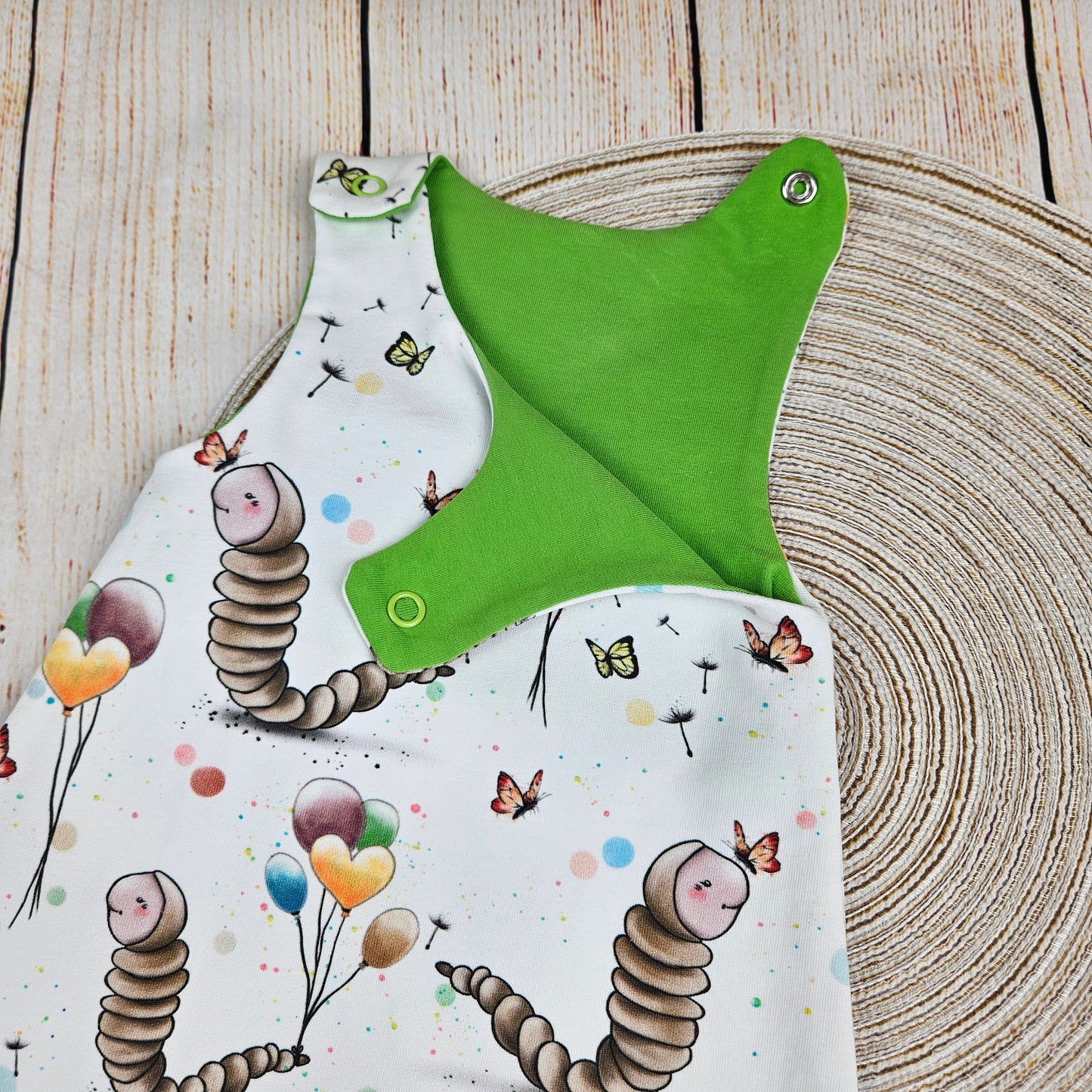 Strampler mit süßen Schmetterlingsraupen und Luftballons