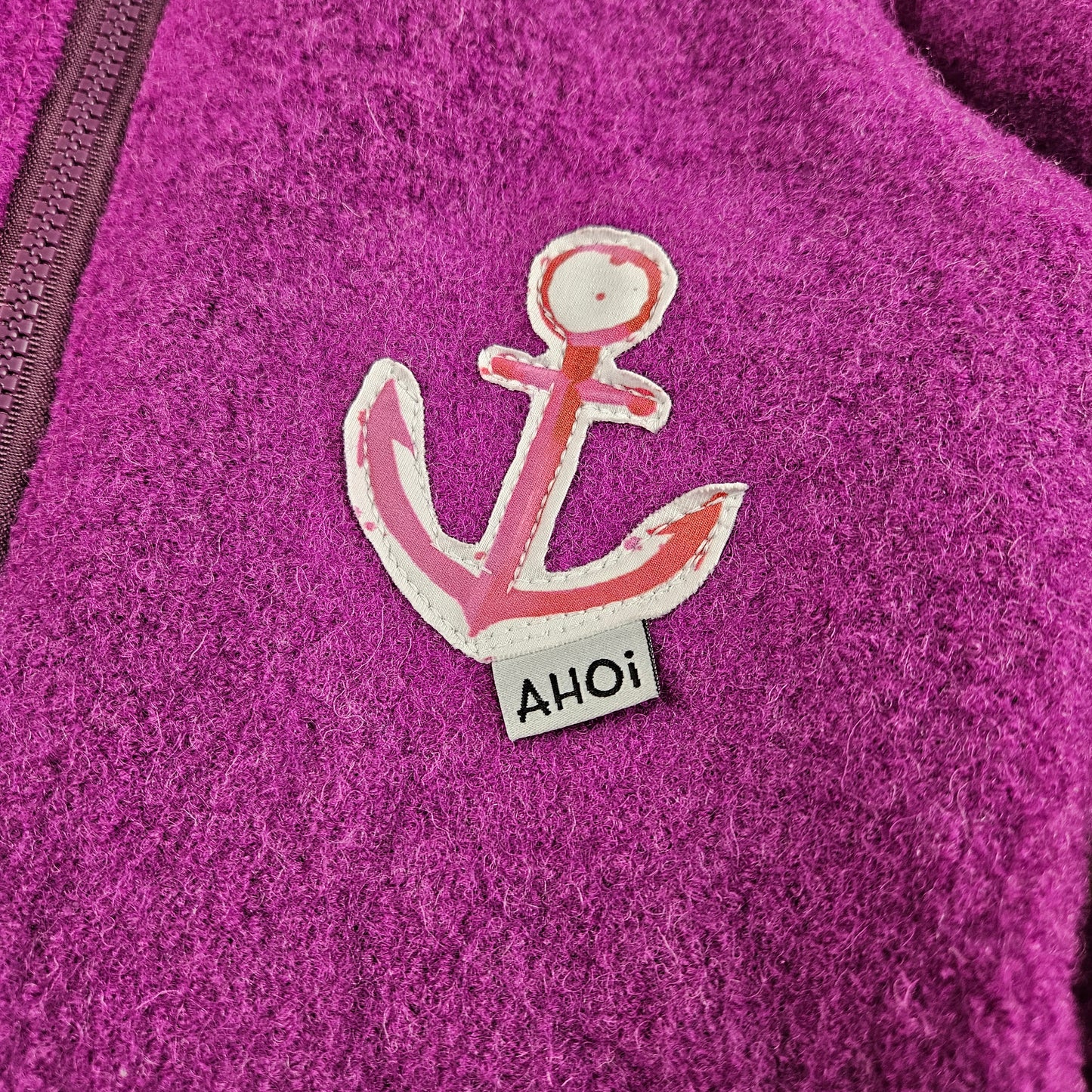 Walkjacke Anker mit Anker-Patch und Weblabel Ahoi sowie Anker-Applikation am Rücken