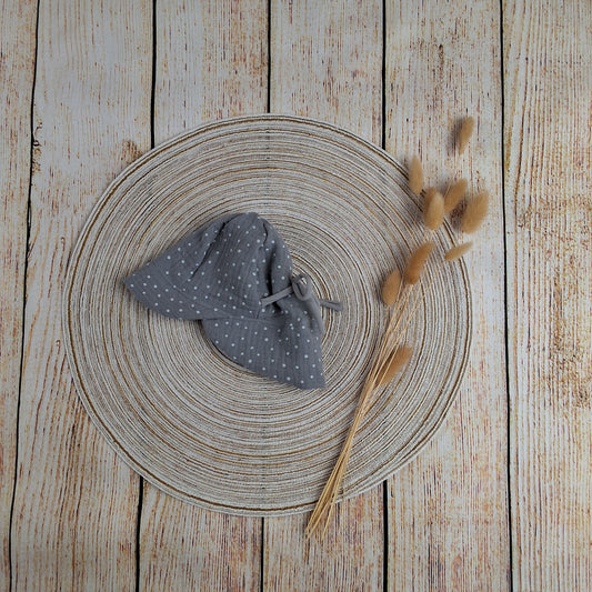 Handmade Sonnenhut aus Musselin mit Schirm und Nackenschutz - XS - Punkte grau